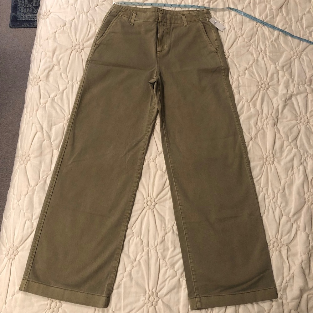 NWT Gap Khaki Loose Fit 4 Pants Low Rise Wide Leg
